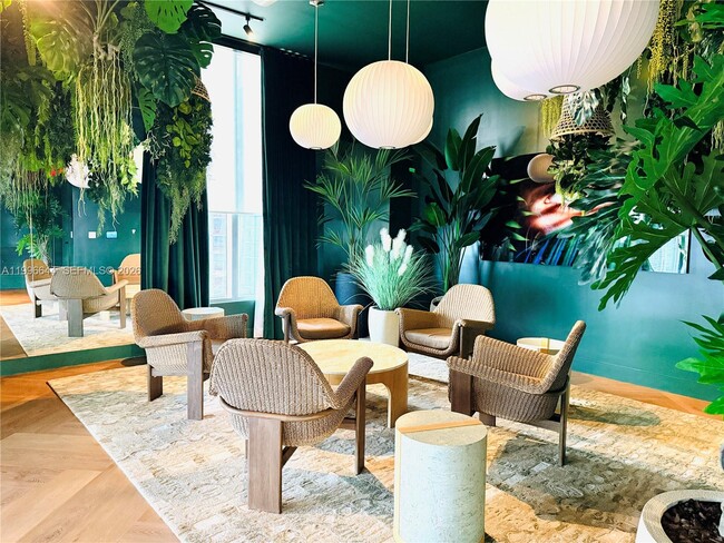 Building Photo - 121 NE 5th St