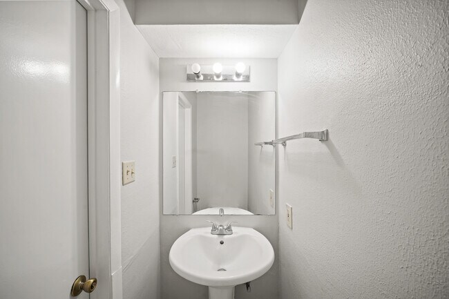 Building Photo - 10814 Sugar Hill Dr