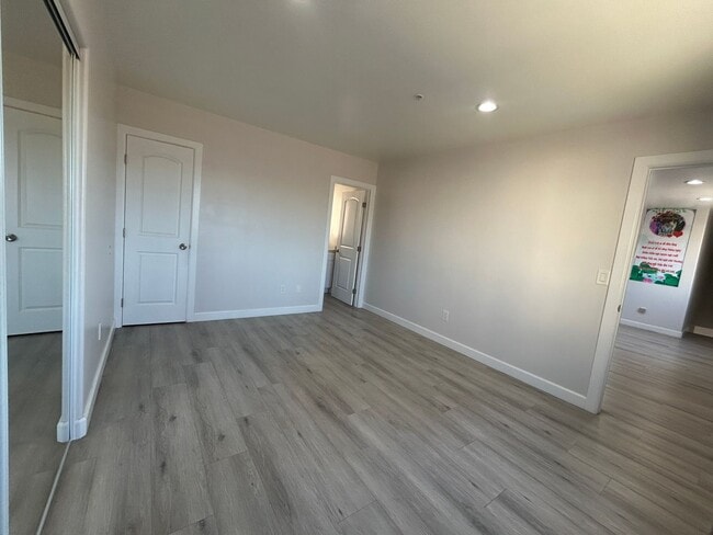 Building Photo - Newly Renovated 3 Bed / 2.5 Bath Apartment...
