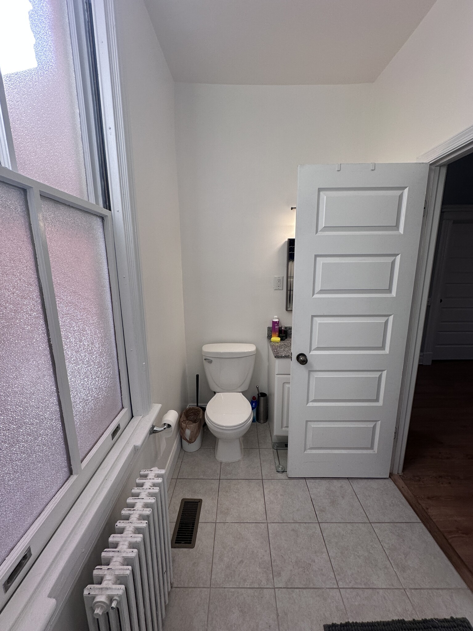 Spcious bathroom - 2329 W Grace St