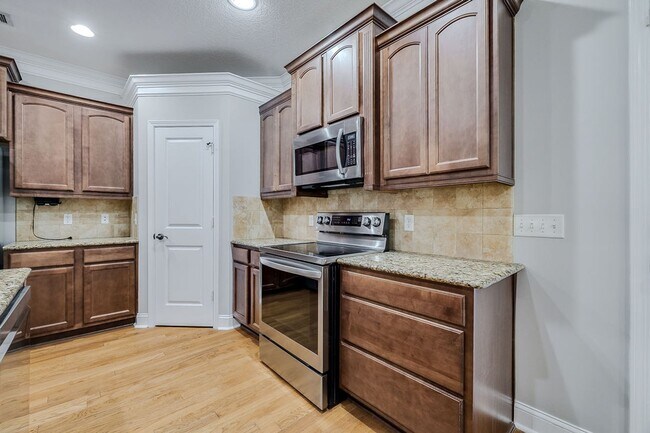 Building Photo - Spacious 4BR Townhome with Elevator in the Heart of Pooler