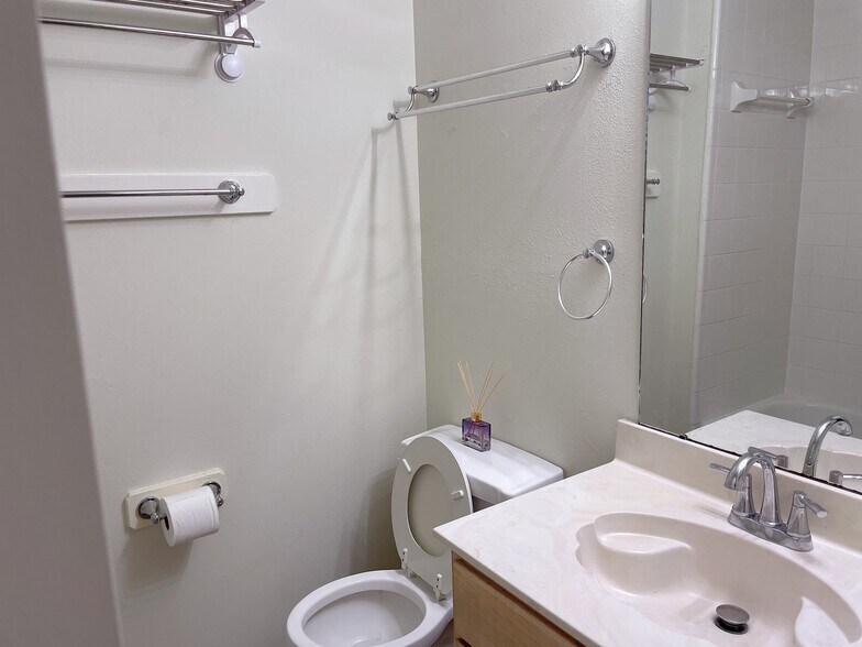Building Photo - 4026 Almond Lake Dr
