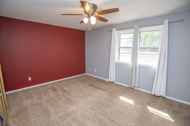 Building Photo - 131 Cresent Dr