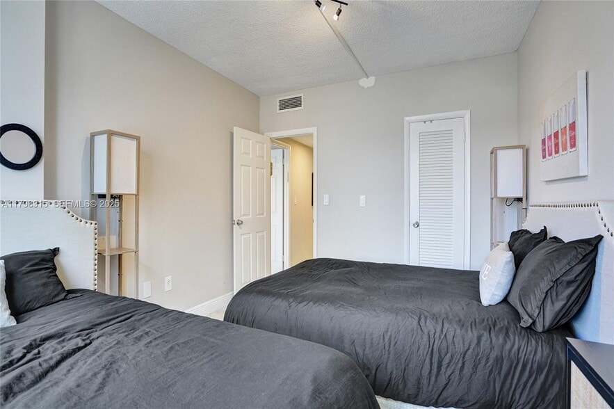 Building Photo - 1980 S Ocean Dr