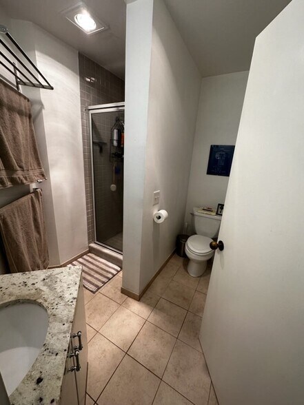 Master Bath 1 - 1931 Broadway E