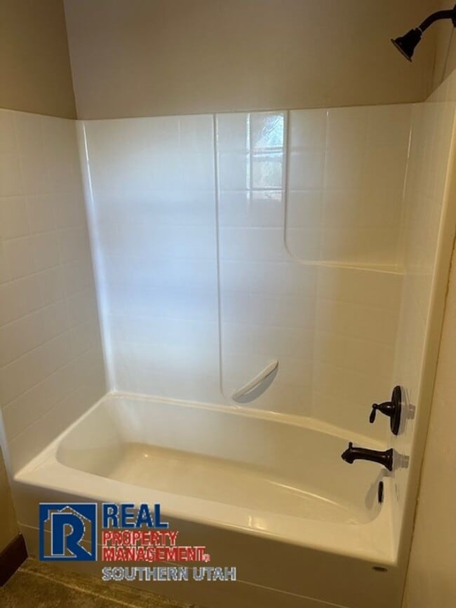 Building Photo - Washington Townhome