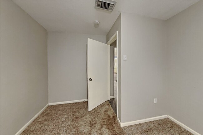 Building Photo - 12303 Flaxen Dr