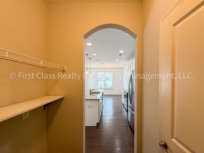 Building Photo - 565 Park View Drive