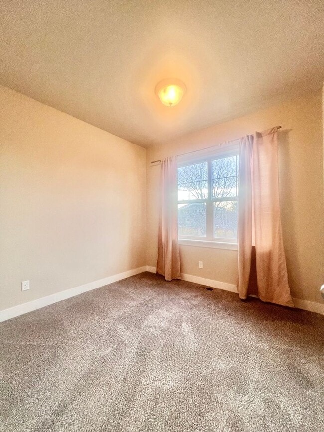 Building Photo - 3 bedroom/2.5 bath Condo with attached 2 car garage In Fossil Lake Subdivision in Fort Collins, CO