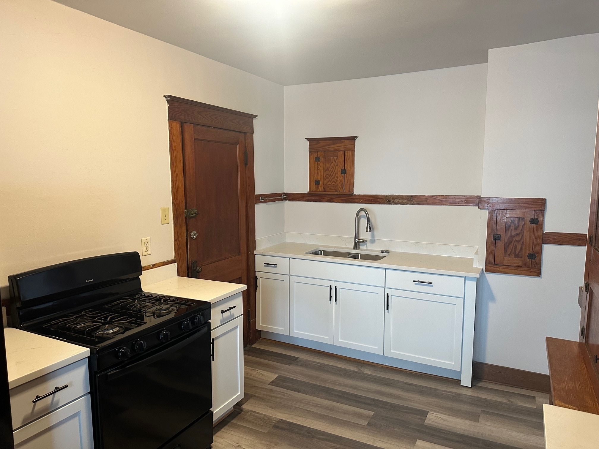 Kitchen - 507 Niagara Ave