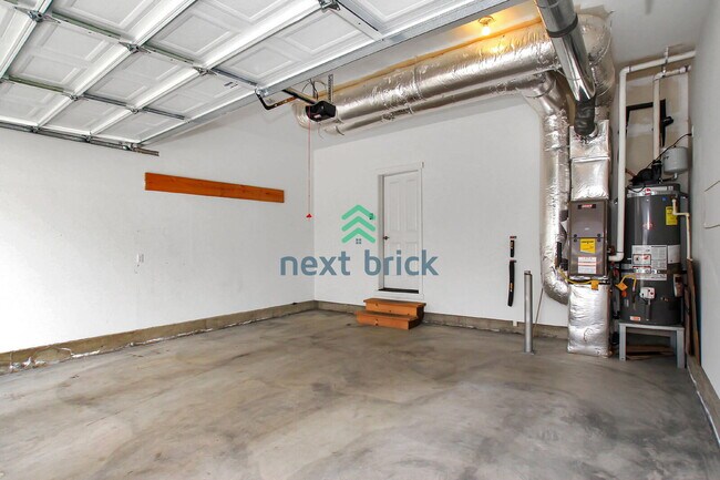 Building Photo - 3 Bed and 2.5 Bath Single-family Home Avai...