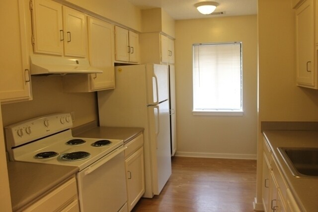 Building Photo - Two Bedroom Condo Steps to Coligny Beach