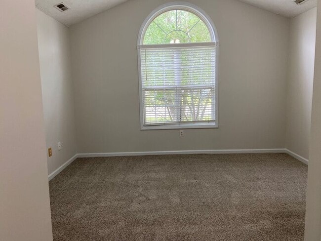 Building Photo - 3 Bedroom/3 Bath Ranch Close to Fort Liberty