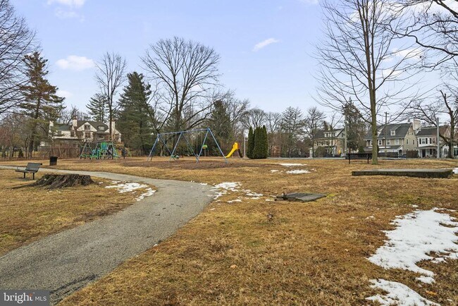 Building Photo - 716 E Railroad Ave