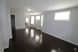 Building Photo - Large 5 Bedroom Home! Available Now. Plen...