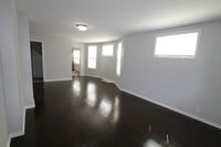Building Photo - Large 5 Bedroom Home! Available Now.  Plen...