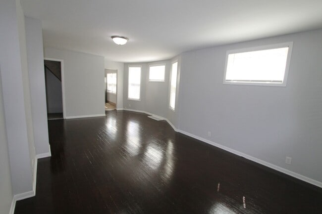 Large 5 Bedroom Home! Available Now. Plen... - Large 5 Bedroom Home! Available Now.  Plen...