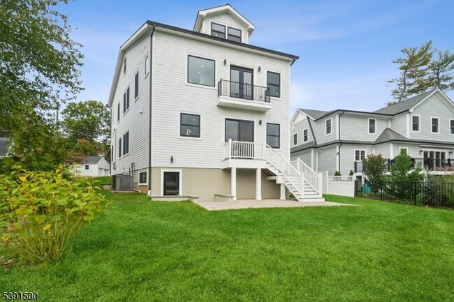 Building Photo - 15 Lake Rd