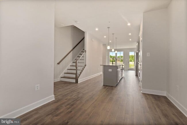 Building Photo - 289 Phoenix Dr