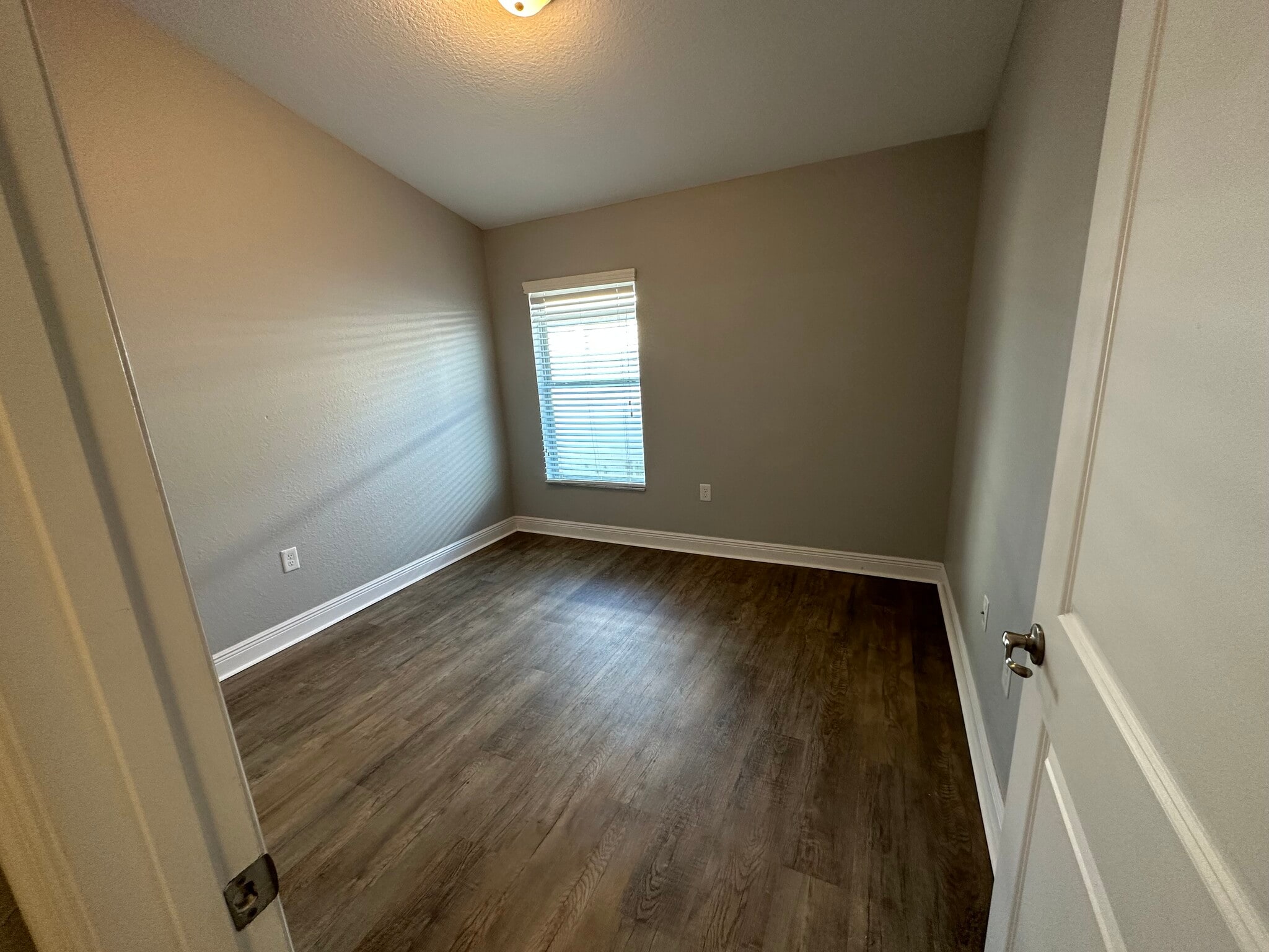 Second bedroom with low maintenance laminate floor - 10727 Standing Stone Dr