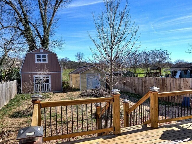 Building Photo - 3 Bedrooms, 2 Bathrooms - Home close to Downtown Rome!