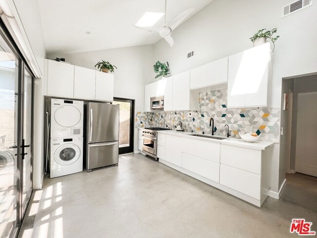 Building Photo - 3836 1/2 Seneca Avenue Unit