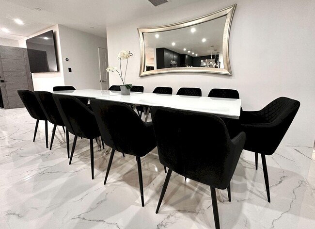 Building Photo - 5700 Saddlebrook Way