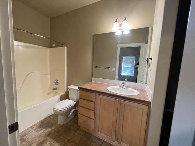 Building Photo - Single level home in NE Bend w/open floor ...