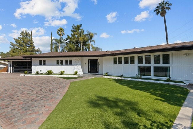 Building Photo - UPGRADED SOUTH OF THE BOULEVARD HOME WITH HUGE BACKYARD!