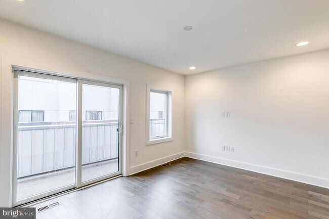 Building Photo - Northern Liberties Townhome with Parking