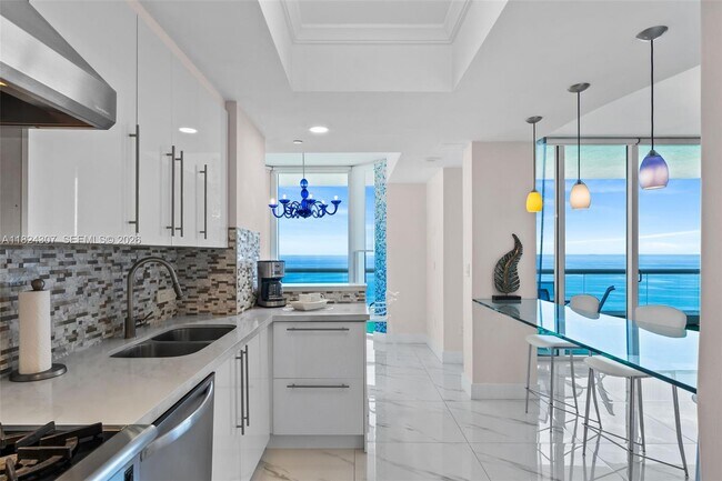 Building Photo - 17875 Collins Ave