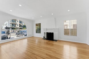 Building Photo - 824 S Holt Ave