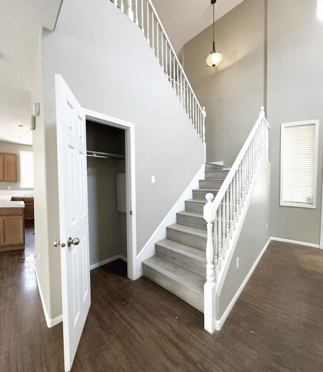 Building Photo - Vaulted Ceiling Home, Gated Community w/ P...