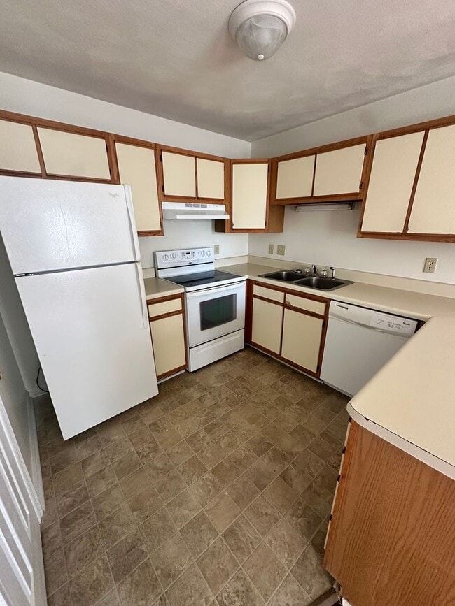 Building Photo - 3 Bed - 3Bath with Den