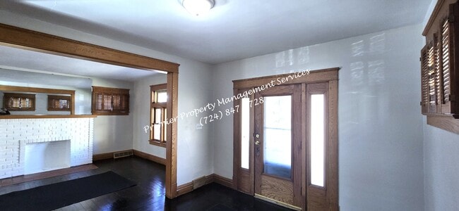 Building Photo - 922 Winslow Ave