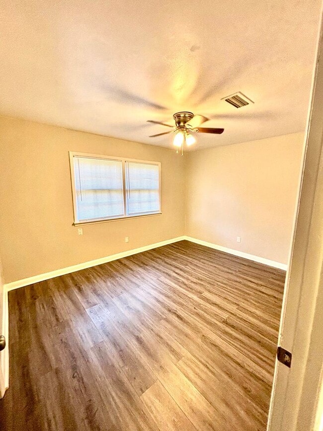 Building Photo - 904 Freeman! Move In Ready!