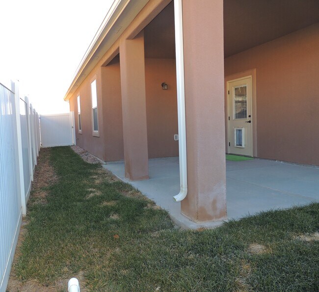 Building Photo - 663 Chalisa Ave