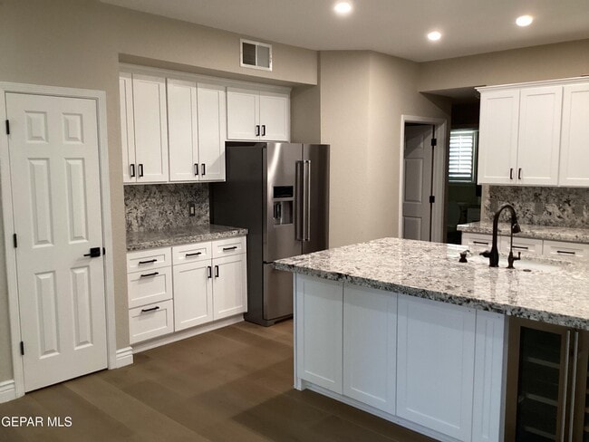 Building Photo - 305 Cloud Song E