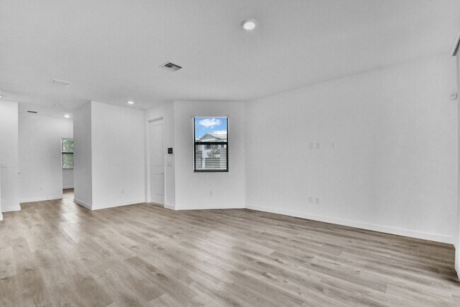 Building Photo - 706 Del Vista Rd