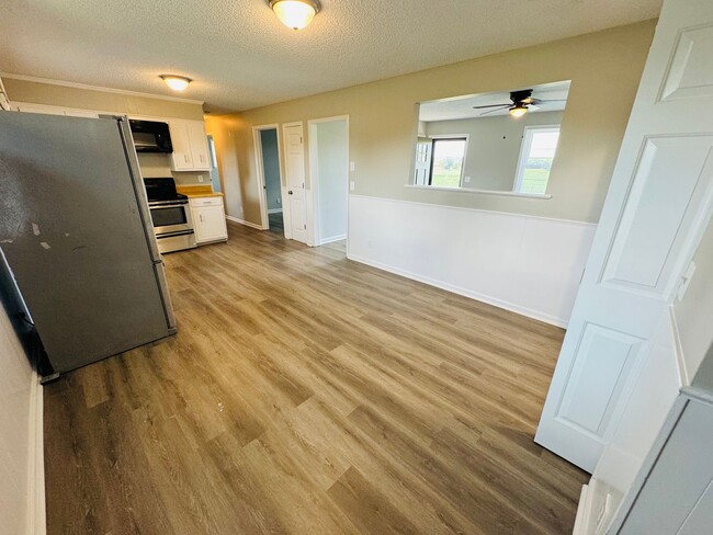 Building Photo - For Lease - 3 Bed, 1 Bath, 1150sqft Single...