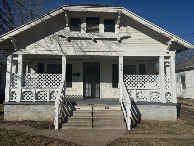 Building Photo - Large 1 bedroom home