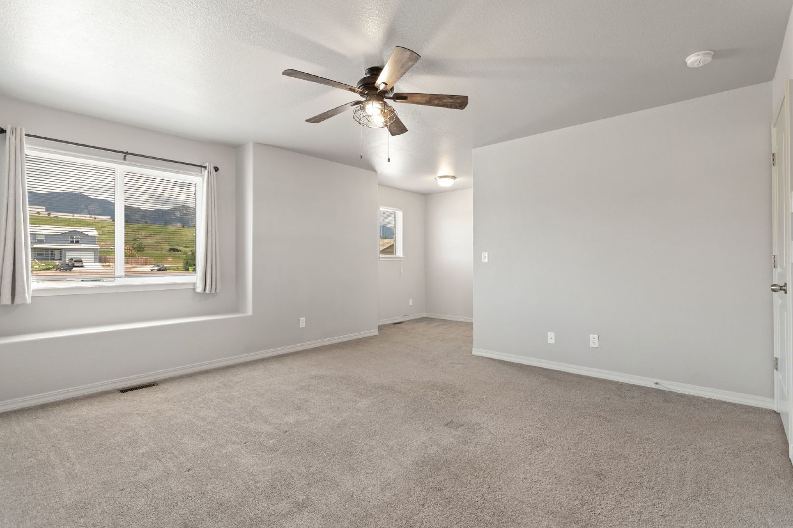 Building Photo - Spacious 4-Bed Home Minutes from Fort Cars...