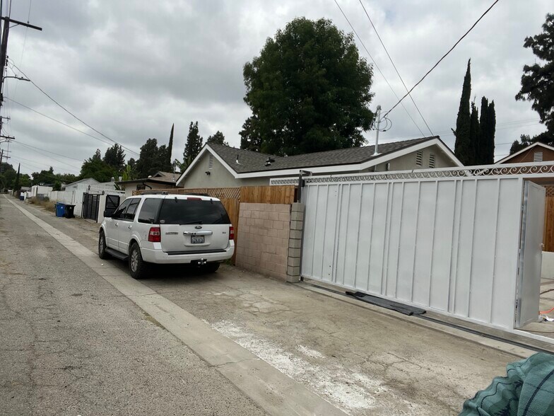 Primary Photo - 17044 San Fernando Mission Blvd