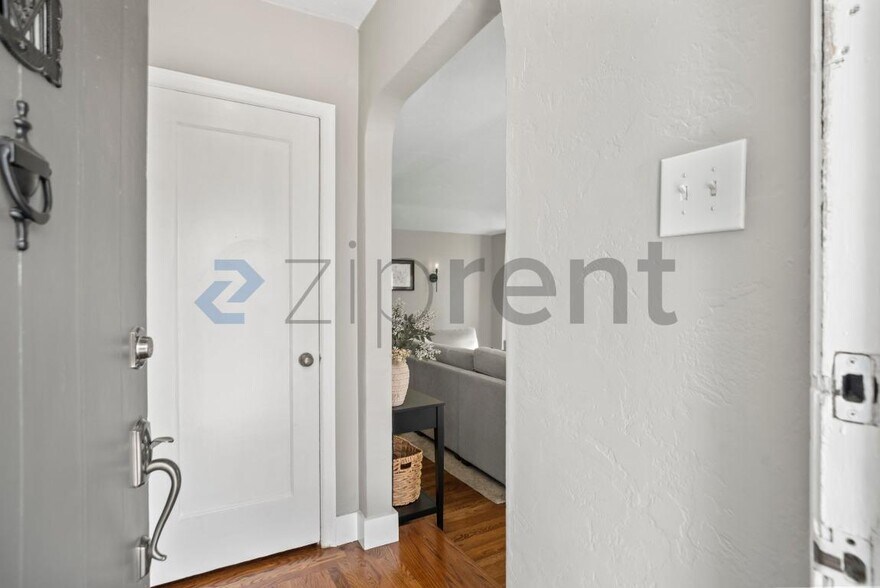 Building Photo - 1337 Acacia St