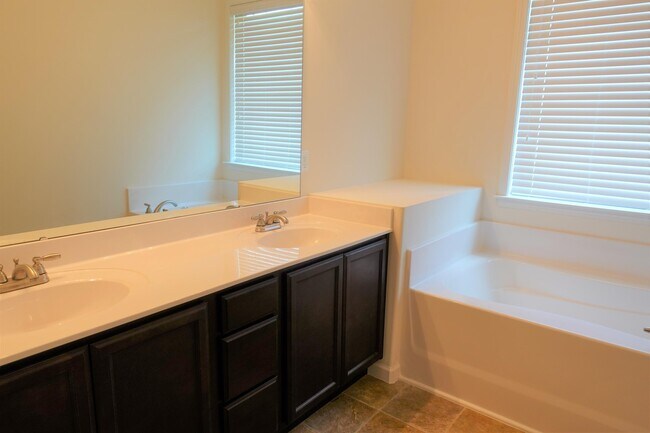 Building Photo - 153 Bur Oak Dr