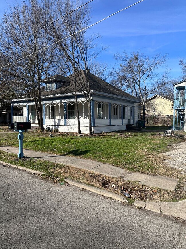 Building Photo - 2416 Walworth - House
