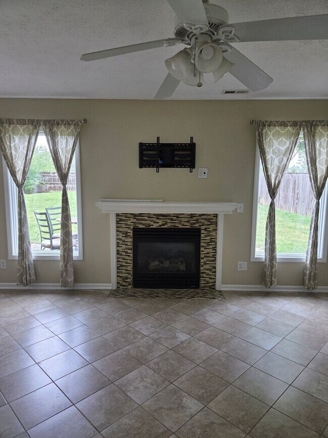 Building Photo - Beautiful 3-bedroom house available now