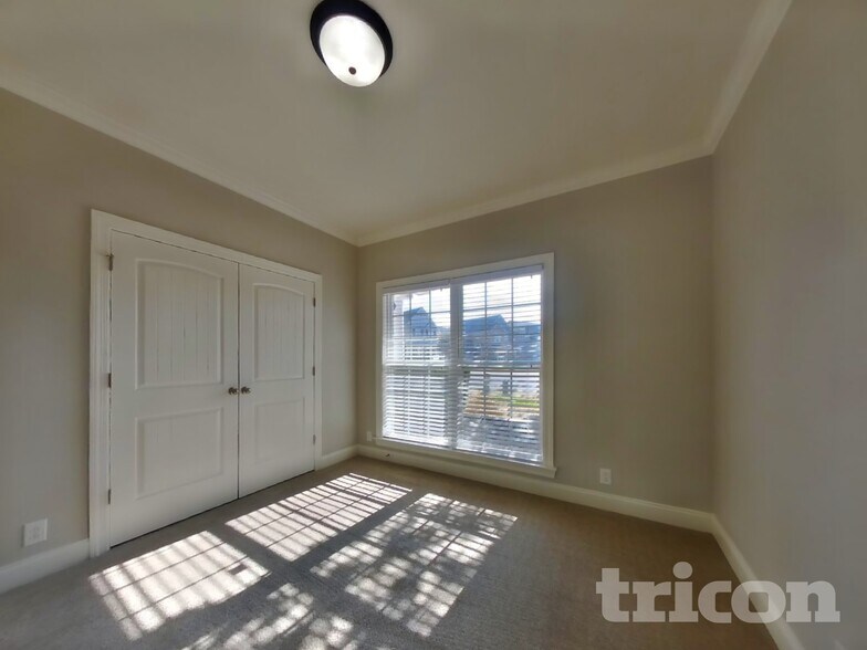 Building Photo - 1527 Dewsbury Dr