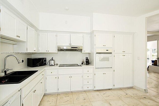 Building Photo - 5570 La Gorce Dr