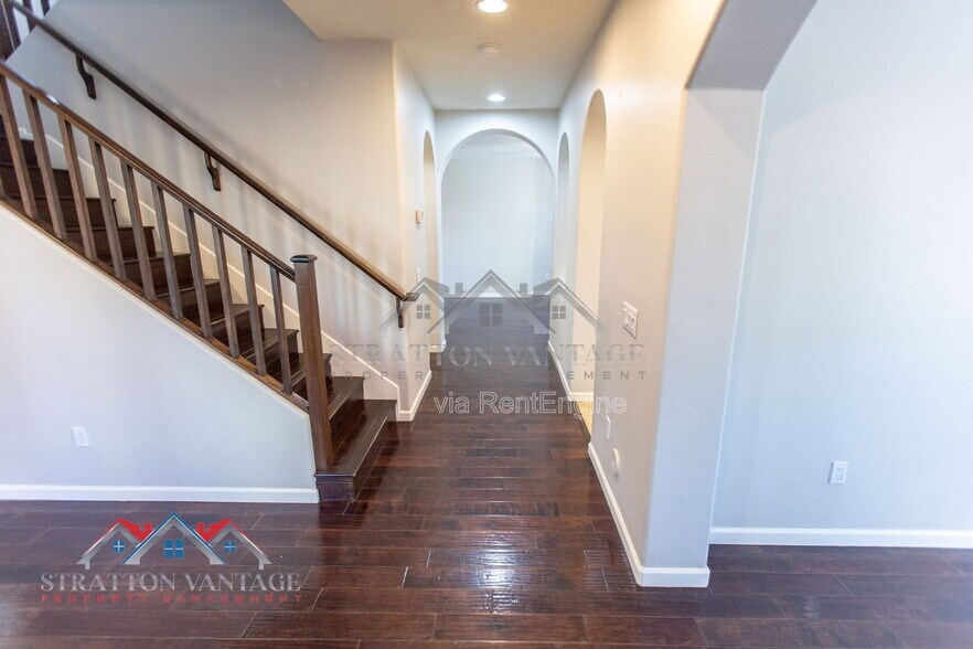 Building Photo - 829 S Huish Dr